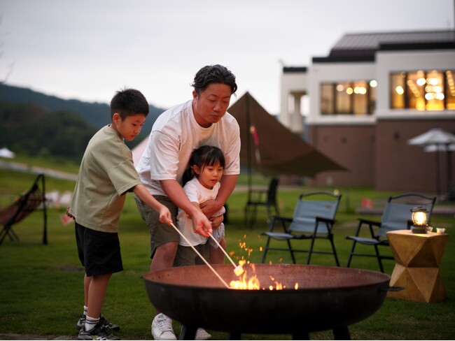 夕陽に染まる山々、焚火を囲む夜。JAM福井勝山で過ごす秋