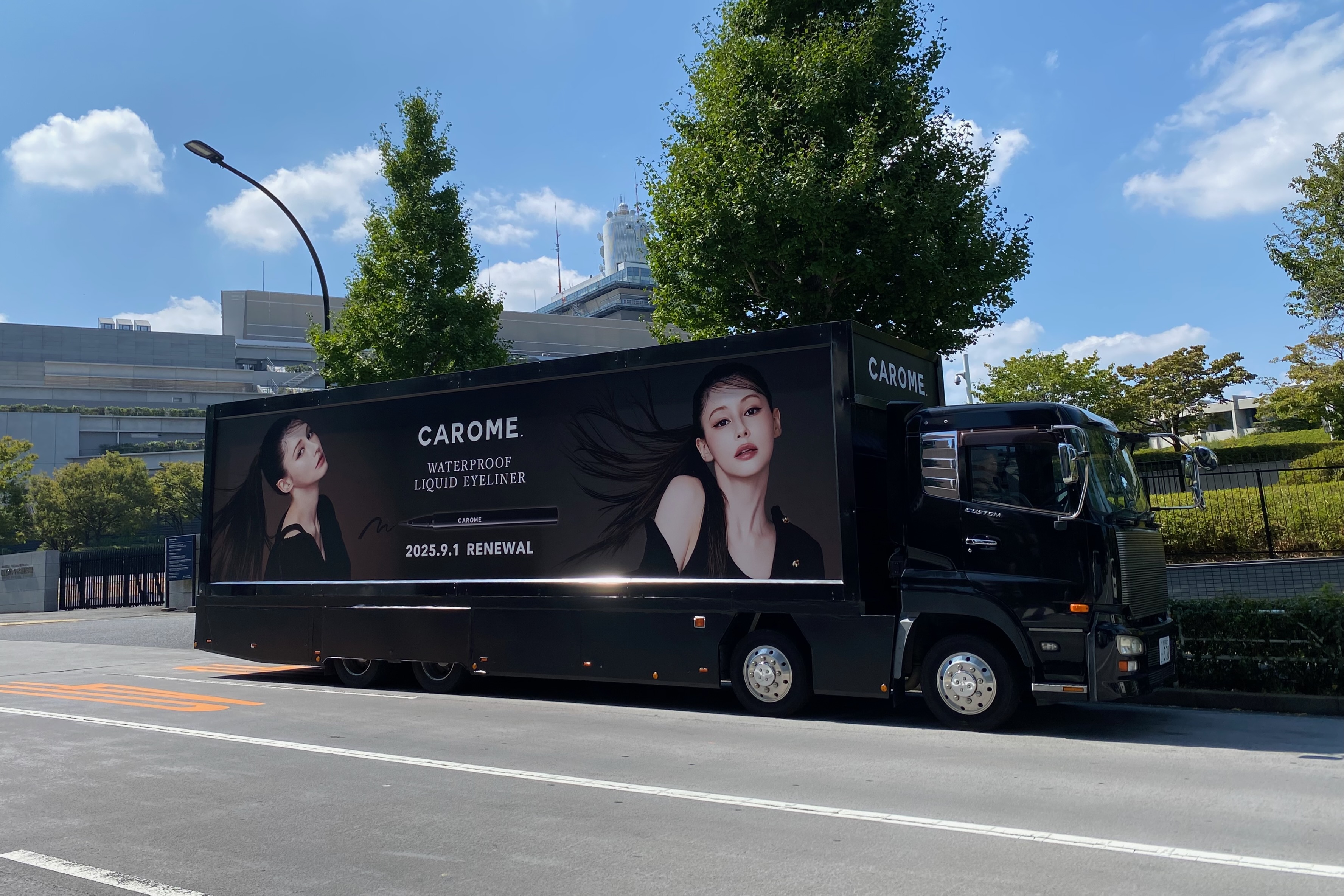 「CAROME.リキッドアイライナー」全国発売スタート!!ダレノガレ明美ラッピングバスが渋谷・表参道エリアに登場