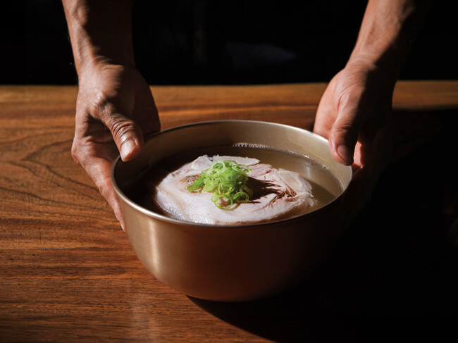 ミシュラン・ビブグルマン8年連続獲得！ソウル発のコムタンスープ専門店が待望の日本初上陸「オクドンシク」2025年8月7日（木）オープン！ 日本限定のサイドディッシュも展開