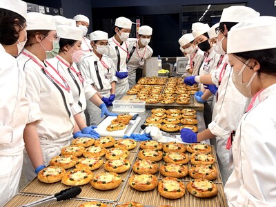 ＜辻調理師専門学校の地域共創活動レポート＞近隣小学校の児童約400名に学生考案パン2種類を提供！
