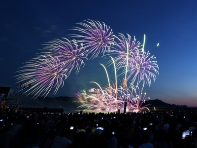 【和歌山マリーナシティ】秋の夜空を華麗に彩る花火ショーに、ナンバーワン戦隊ゴジュウジャーのスタントアクシ...