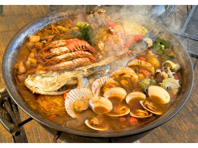 【愛知・蒲郡】魚屋が作るとこうなる。「豪快」が”度を越えた”冬のアウトドア飯！旬のスズキや黒鯛を丸ごと1尾煮込む「巨大ブイヤベース」プランが登場