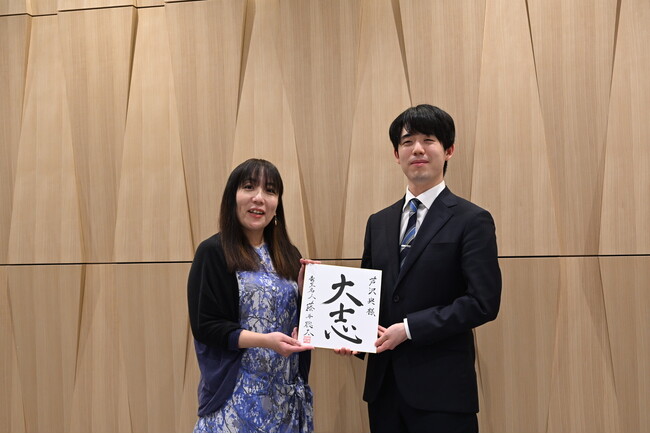 詰将棋とミステリは似ている!? ミステリ作家・芦沢央氏が藤井聡太竜王・名人の〈思考の核心〉に迫る特別対談を『令和8年版　将棋年鑑　2026』巻頭に掲載