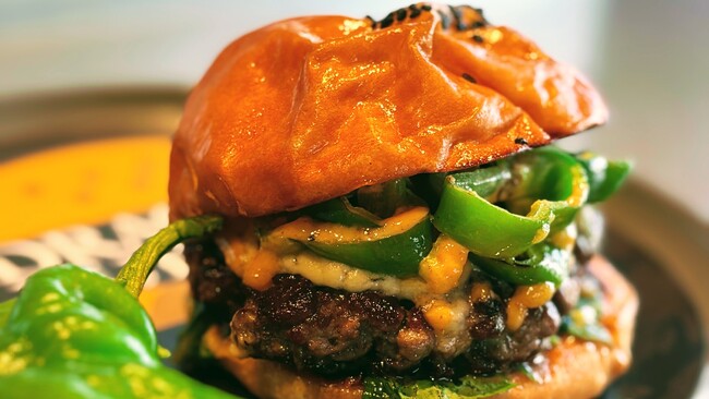 【 京都 】夏の京野菜 「万願寺とうがらし」 を使った期間限定バーガー《 万願寺BLUE 》、DRAGON BURGERにて8月1日より販売開始!