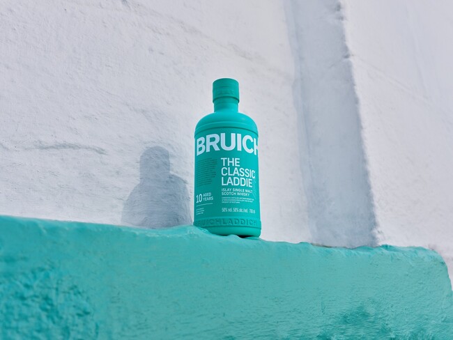 スコットランド・アイラ島の革新的なスコッチウイスキー「ブルックラディ ザ・クラシック・ラディ」が 10年熟成にリニューアル