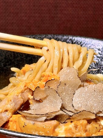 日本最大級の地鶏「天草大王」と浅草開化楼の麺が出会った！あるようでなかった“親子丼の進化形”が誕生！唯一無二の「親子丼×麺」中目黒の炭火焼MARUよりランチ限定新登場！