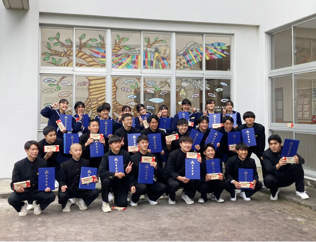 プレスリリース「【卒業サプライズ】夜の校舎で描いた「27名の虹色の未来」。NHK放映で話題、沖永良部島・知名中学校の窓ガラスが、卒業生・保護者・教職員による感動の共同作品に。」のイメージ画像