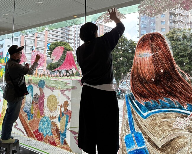 プレスリリース「【川崎を彩る16面の春】キットパスで描かれた巨大ウィンドウアートが満開！4月23日（木）、魔法のように消える「一斉水拭きフィナーレ」も実施」のイメージ画像