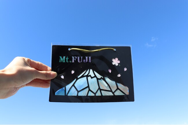 暑い夏は屋内で。光と色のアートを体験！「キットパス」を使った『光の透かし絵』が、子どもからシニアまで“自己肯定感を高める”アートプログラムとして大好評！