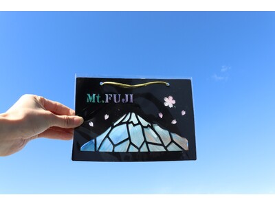 暑い夏は屋内で。光と色のアートを体験！「キットパス」を使った『光の透かし絵』が、子どもからシニアまで“自己肯定感を高める”アートプログラムとして大好評！