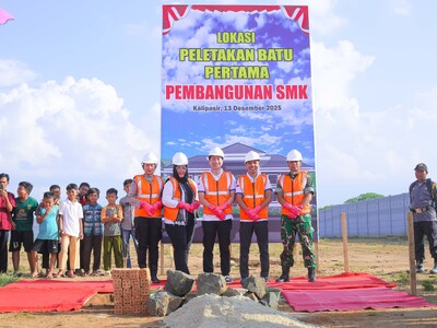 �C���h�l�V�A���ݗ��i���j�����Ɠ��{�ꂪ�w�ׂ�u��卂���w�Z�v �n���Ղ��J�ÁA�B�m���Ȃǖ�300�����Q��