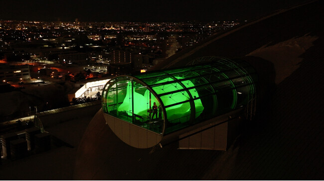 【2026さっぽろ雪まつり期間】大和ハウス プレミストドーム展望台に全長9mの巨大な猫が出現!札幌の夜景と光るアートに包まれる、幻想的なひととき