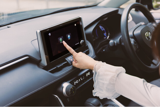 “スマホの動画、車で見られたら…”を後付けで実現――有線CarPlayをワイヤレス化しながら車内大画面で映像視聴できる「GetPairr Mirror Cast」、在庫限り8,800円（税込）で提供