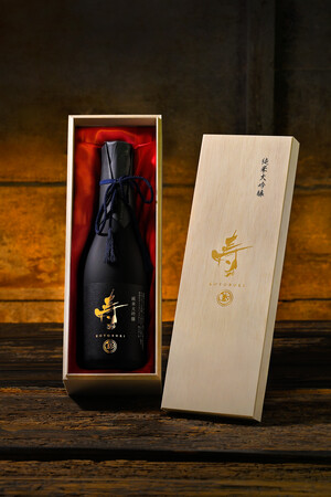 【数量限定1万本】今年のお歳暮に、一生記憶に残る日本酒を！　　　創業160年の蔵元が他種類の酒造をやめて辿り着いた純米大吟醸　　『弥栄の酒　寿』