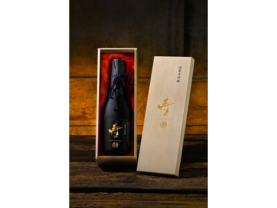 【数量限定1万本】今年のお歳暮に、一生記憶に残る日本酒を！　　　創業160年の蔵元が他種類の酒造をやめて辿り着いた純米大吟醸　　『弥栄の酒　寿』