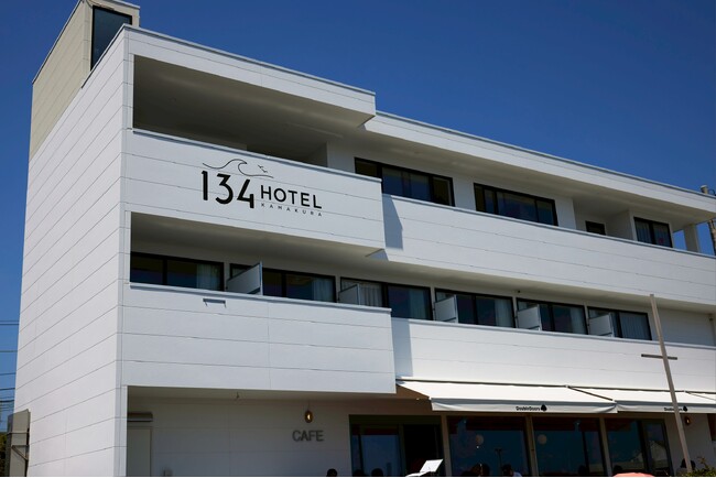 【鎌倉・七里ガ浜】オーシャンフロント。波の音で目覚める朝。「HOTEL134鎌倉」2025年8月1日オープン。七里ヶ浜駅徒歩3分、湘南の海とサンセットビューを一望できる贅沢なロケーション