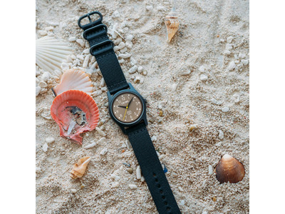 9月22日の国際ビーチクリーンアップデーを記念して、北欧スウェーデンの腕時計ブランドTRIWAが海のプラスチックゴミからリサイクルした腕時計”TIME FOR OCEANS”の日本別注品を発売します。