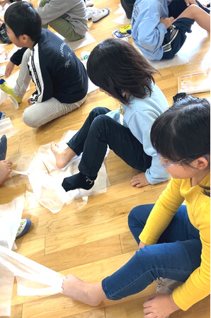 公立小学校で大盛況。“足ゆびを使う”新体験ゲーム