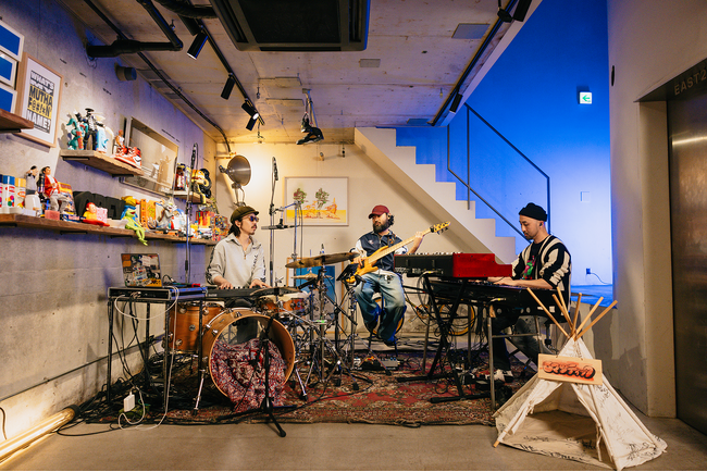 Nulbarichのボーカル JQ 氏 によるソロプロジェクトをライブ収録！バンド活動休止中の今、Keity氏とTakeru Yamazaki氏も加わりこの日限りの特別なライブパフォーマンスを公開。