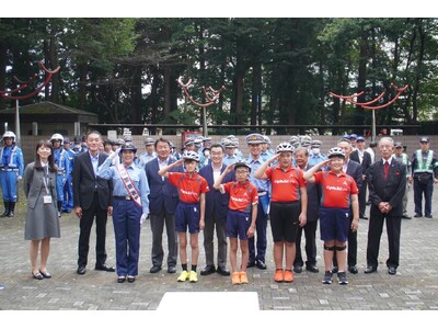 元自転車競技日本代表・中村妃智（JPF所属）と野田市立中央小学校の児童が野田警察署の「一日警察署長」に就任
