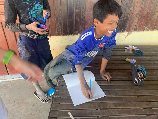 生徒が集めた文房具がカンボジア難民キャンプで“教材”となり、PEACEノートとして学校へ。山形県遊佐中の平和活動がカンボジアへ。