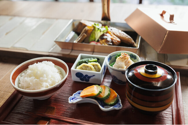 煮魚を、旅の目的に。福岡の“裏天神”に「食堂 ひと煮たち」がオープン──「いとおかし」の朝食の新定番が誕生