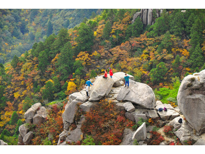 案内付きで初心者も安心！THE HIKE 鎌ヶ岳＆御在所岳 紅葉登山ツアー