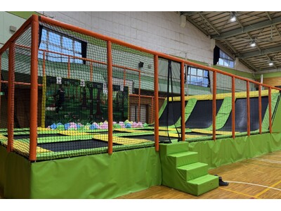 【導入事例】地域の室内遊び場不足と健康寿命の短縮を解消する本格トランポリンを、廃校再生施設のONE VILLAGE PARKへ提供