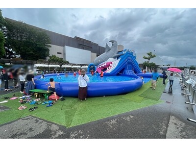【夏休みイベント集客に】超大型ウォータープール2種のレンタル受付を開始 ー恐竜・ペンギンなど多彩なデザイン