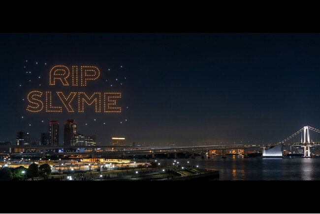 【日本初※】東京湾岸の夜空に「THANK YOU」の光を。RIP SLYMEの想いを届けるドローンショーを実施。キラナガーデン豊洲にて次世代型OOHのトライアルを実施夜空を舞台にした新たな体験演出