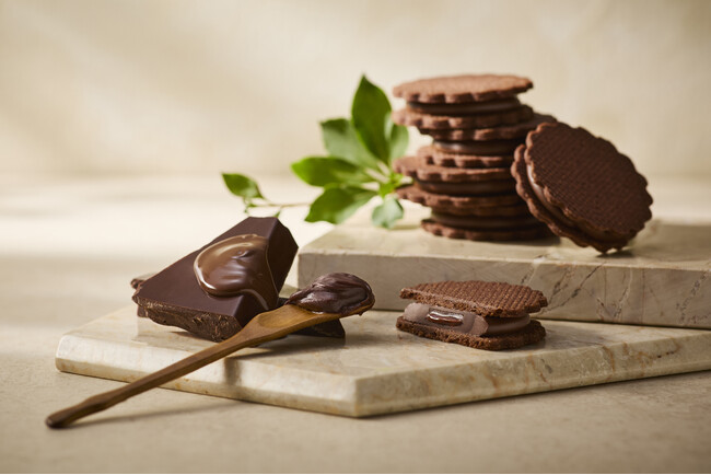 2026年2月16日（月）より一部百貨店にて3層のショコラを、香り豊かなココアクッキーでサンドした、「ショコラサンド」が新発売！