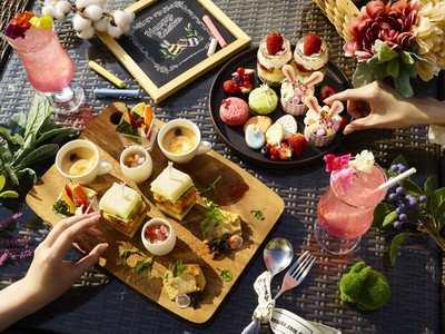 緑に囲まれたウッドデッキのテラス席でピクニック気分！心も会話も弾むキュートなイースターメニューを販売【東京プリンスホテル】