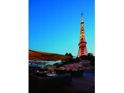 東京タワーと桜を目の前に望むテラス席で 桜にちなんだ商品を販売