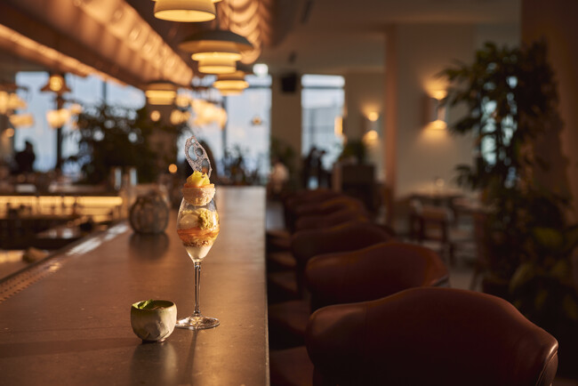 1 Hotel Tokyo「NiNi Bar」、本日6月22日（月）よりコース仕立ての「デザート&カクテル」を提供開始　第一弾は旬のメロンを味わうデザートとカクテルのペアリング
