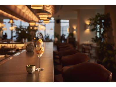 1 Hotel Tokyo「NiNi Bar」、本日6月22日（月）よりコース仕立ての「デザート&カクテル」を提供開始　第一弾は旬のメロンを味わうデザートとカクテルのペアリング