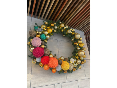 【リーガロイヤルホテル京都】カラフルな絞りのバッグや布のオーナメントを装飾したクリスマスリースが登場！