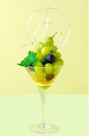 【リーガロイヤルホテル大阪】みずみずしい果実と緑が主役!五感が潤う至福のひととき「ロイヤル シャインマスカットパフェ」