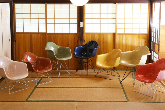 日本生まれのイームズ・リプロダクトチェア「丸に三つ石」発売開始