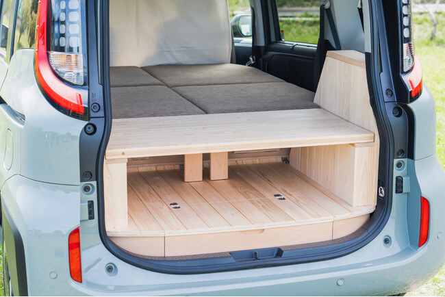 トヨタ シエンタ専用車中泊キット「VANLIFE ROOMKIT」に7人乗り用モデルが登場！