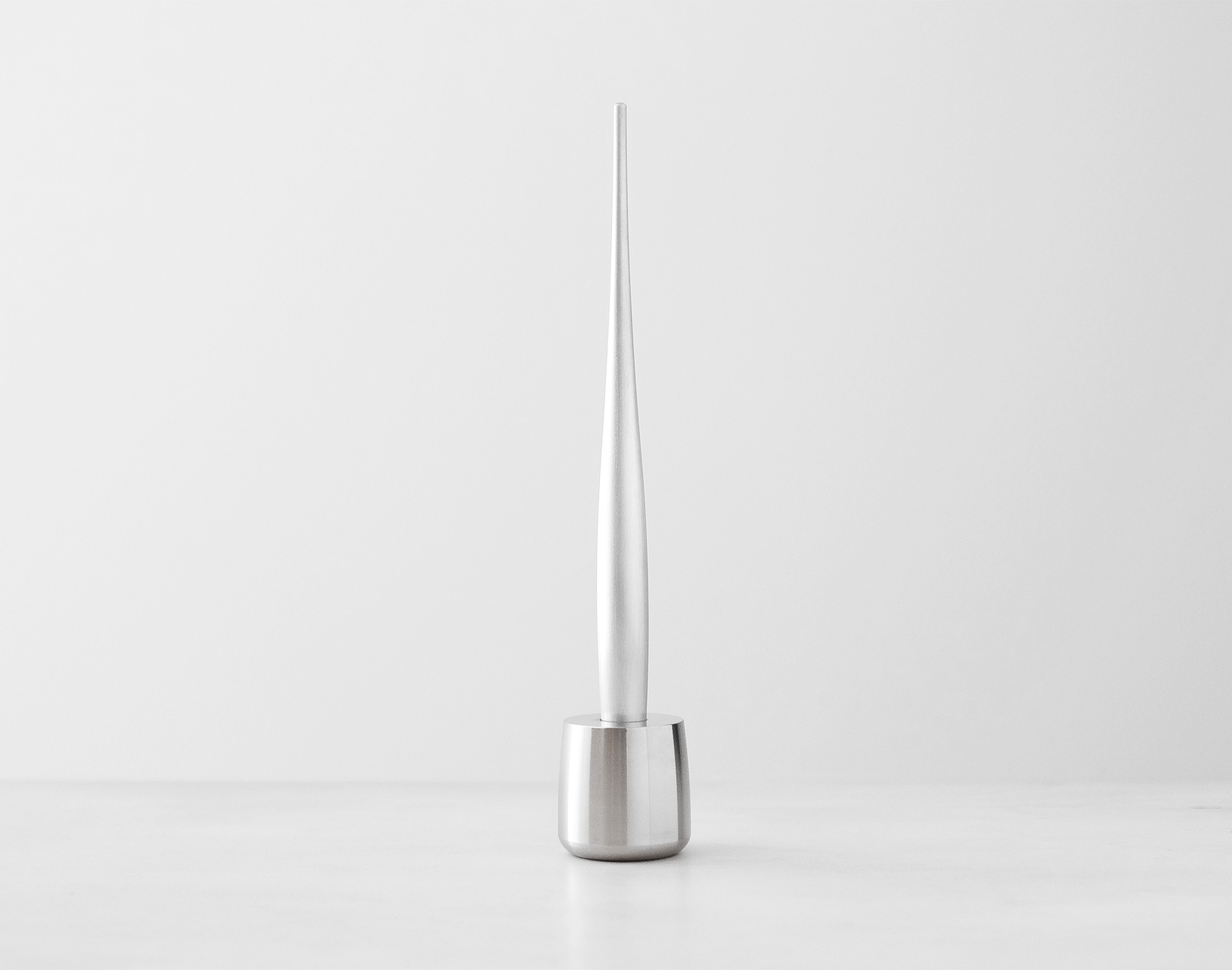 愛用のペンを「デスクペン」に変える。町工場のファクトリーブランドが1/1000mmの精度で削り出す『PEN HOLDER』発売。