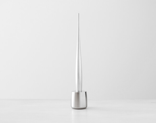 愛用のペンを「デスクペン」に変える。町工場のファクトリーブランドが1/1000mmの精度で削り出す『PEN HOLDER』発売。