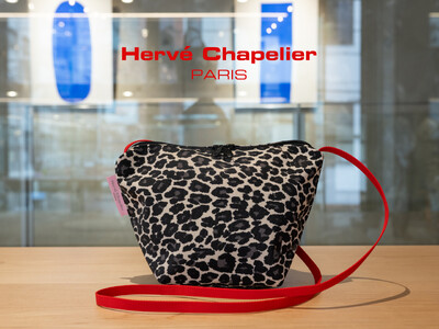 【Herve Chapelier（エルベシャプリエ）】日本限定「ドラジェ（桜色）タグ」が彩る特別な舟型ショルダーを発売