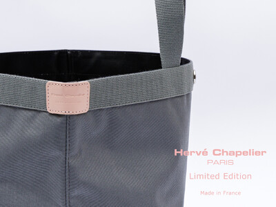 【Herve Chapelier（エルベシャプリエ）】10月1日(木)限定品発売！シックなグレー×ピンクタグの舟型トート「707CD」が登場