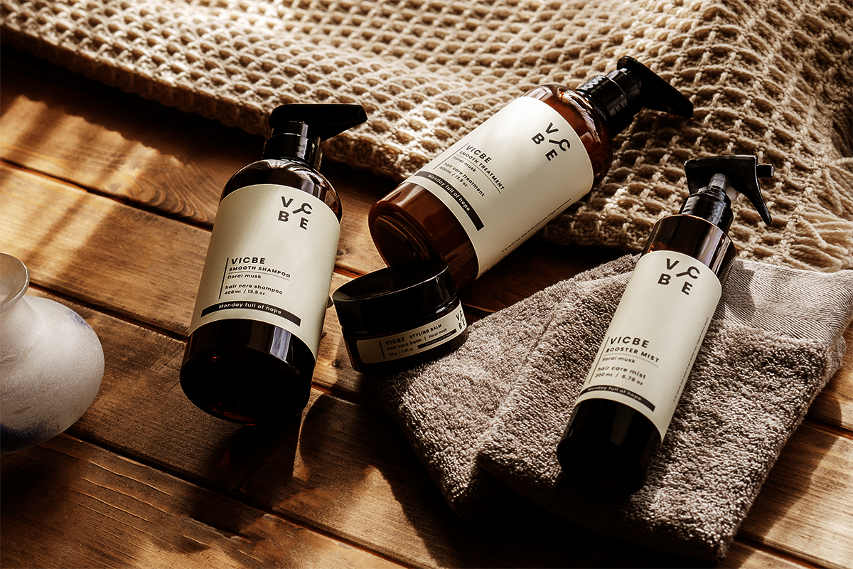 『VICBE（ビクビー）』誕生──髪を洗う、それは “自分を整える儀式”。スキンケア発想の美容成分と香水のような香りで、月曜日を希望に変えるヘアケア体験を。