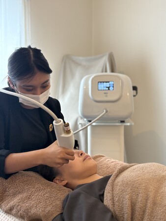 元タカラジェンヌ・空乃みゆさんが「ニードルレスインジェクター REIZ（ライツ）」を体験！美と表現力を磨き続ける彼女が選んだ次世代美容機器とは