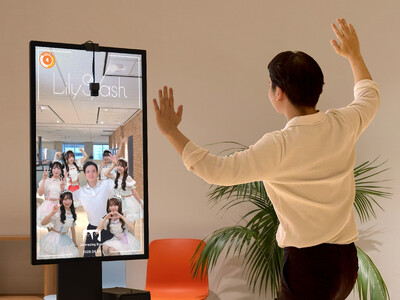 �g�����h�̃A�[�e�B�X�g��L�����N�^�[�Ƌ������Ă��邩�̂悤�ɎB�e�ł���@AR�����p�����̌��^�t�H�g�R���e���c�uARmazing Snap�i�A���C�W���O�E�X�i�b�v�j�v�񋟊J�n