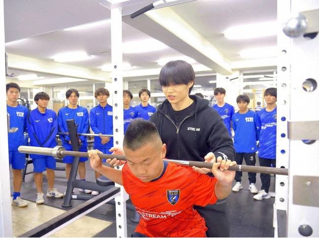 【弥栄高校OBの恩返し】ユニフォームの次は「筋肉」。17店舗展開中のSTREAM代表、母校サッカー部で「ガチ筋トレ」指導