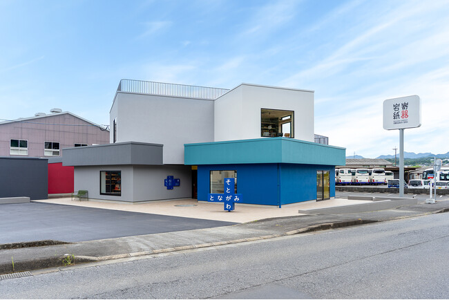 2025年9月19日（金）長崎県波佐見町に、パッケージの新たな価値と出会いを創造する複合施設「そとがわとなかみ」がオープンいたします。