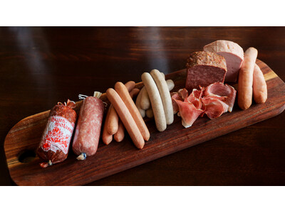 佐渡の頑固者が世界を唸らせた　～ドイツ食肉連盟主催「IFFA2025」にて、へんじんもっこの9商品が最高位となる金賞（満点評価）を受賞～