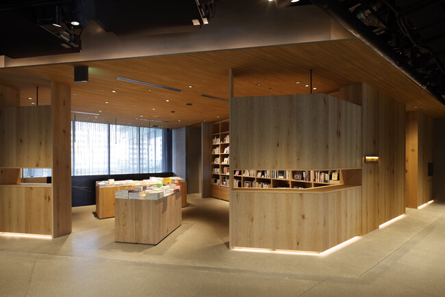 ひらく、小川珈琲の新業態「OGAWA COFFEE LABORATORY 高輪」内の『HON : 273 The Unfolding Lab』をプロデュース